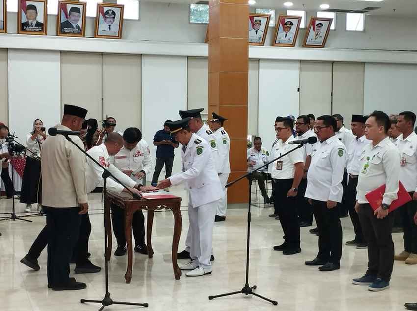 Bupati Kukar, Edi Damansyah melantik pejabat administrator, pengawas dan fungsional, diantaranya Camat Samboja Barat dan Kota Bangun Darat (Elmo/Prokal.co)
