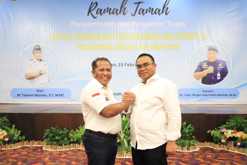 Capt Mugen S Sartoto (kiri) resmi menjabat Kepala KSOP Kelas I Balikpapan menggantikan M Takwim Masuku (kanan), yang mendapat tugas sebagai Kepala KSOP Khusus Batam.