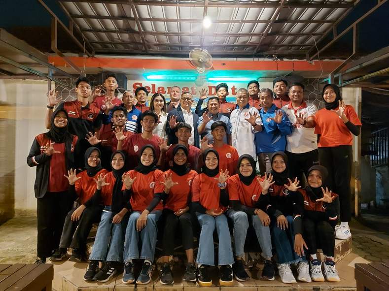 Ketua PB Asosiasi Bola Tangan Indonesia (ABTI) Zulfydar Zaydar Mochtar mengukuhkan Timnas Bola Tangan Pantai yang akan berlaga pada Asian Beach Handball Competition 2023. Pengukuhan yang berlangsung Ahad (19/2) malam turut dihadiri Pelatih Timnas Bola Tan