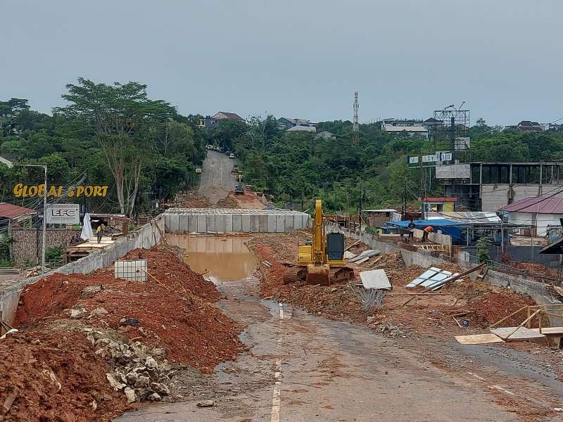 Cuaca yang tak mendukung kembali jadi kambing hitam molornya pembukaan jalan di ruas Jalan MT Haryono, depan Global Sport.