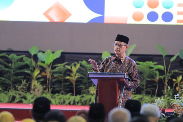 Ketua Umum Pimpinan Pusat Muhammadiyah Haedar Nashir saat memberikan sambutan pada Muktamar XVIII Muhammadiyah di Balikpapan, Rabu (22/2).