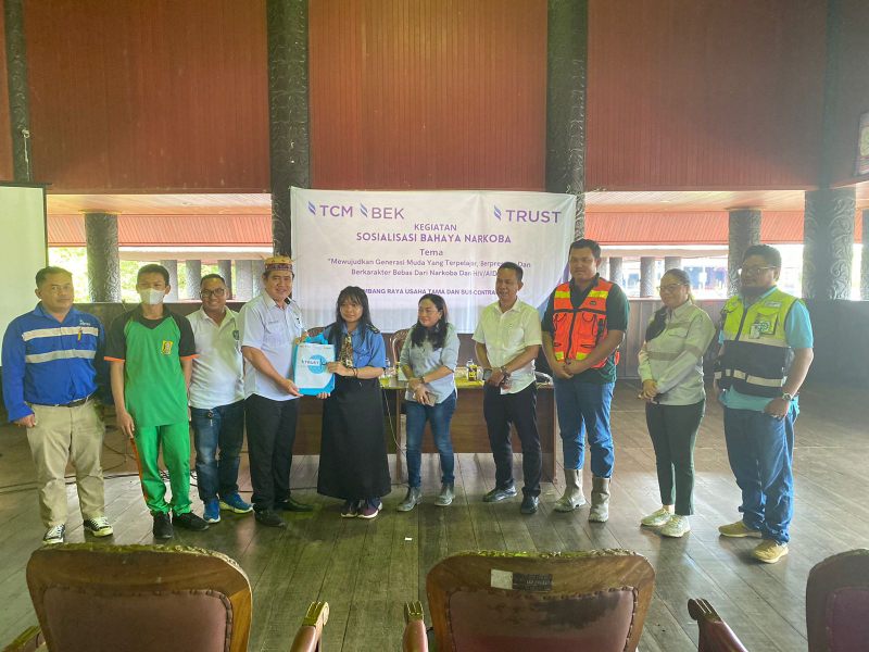 ANTISIPASI: Kepala Adat Besar Kubar Manar Dimansyah Gamas menyerahkan bingkisan kepada pelajar menjadi peserta penyuluhan narkoba di Lamin Tonyoi Taman  Budaya Sendawar, Rabu (1/3).