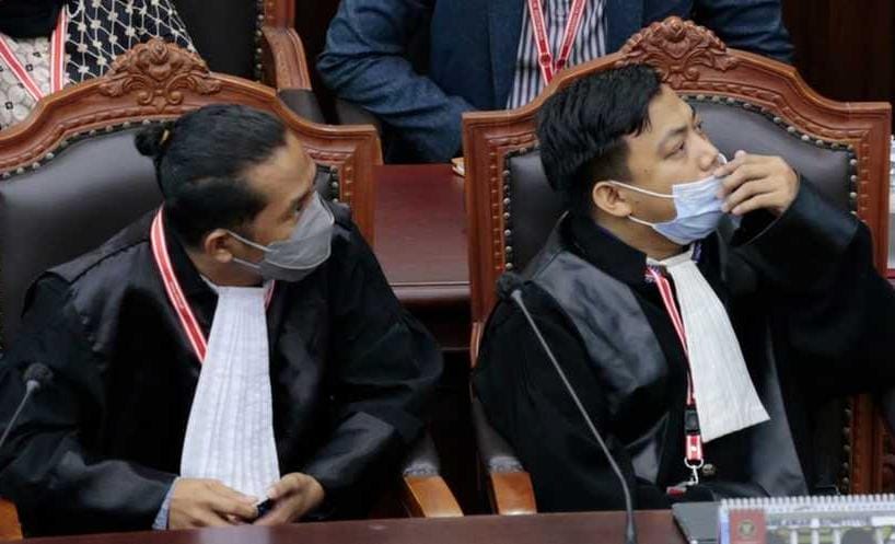 Kuasa Hukum Pemohon Muh. Nursal (kanan) dan La Said Sabiq (kiri) saat mendengarkan pengucapan sidang putusan uji UU Nomor 10 Tahun 2016 tentang Pemilihan Gubernur, Bupati, dan Walikota di Ruang Sidang MK. (Humas MK RI/Ifa)