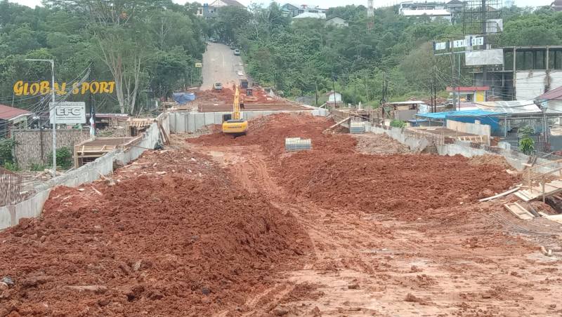 Nyaris setengah tahun berjalan, progres pembangunan drainase dan peninggian jalan di depan Global Sport ini baru menyentuh angka 21 persen.
