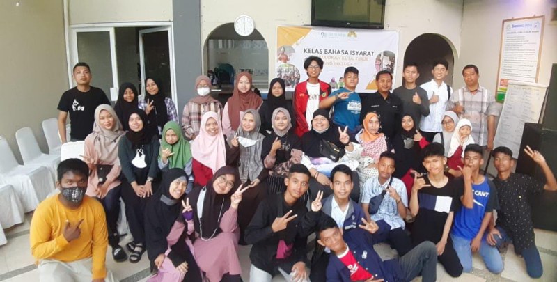 Sukarelawan Srikandi Ganjar Kaltim menggelar kegiatan pelatihan bahasa isyarat bersama Komunitas Sukma Sangatta.
