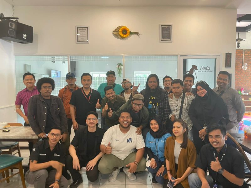 Tim Promotor bersama awak media dan sponsorship usai menggelar technical meeting di Dialog Coffee Balikpapan Baru, Kamis (9/3) siang.