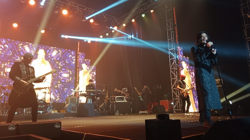 Tampil selama tiga jam penuh, Dewa 19 sukses menghibur ribuan Baladewa, sebutan fans Dewa 19, yang memadati Balikpapan Sport and Convention Center (BSCC) Dome, Sabtu (11/3) malam.