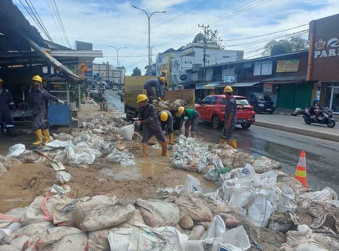 Petugas membersihkan cairan bekas pemboran pada proyek instalasi pipa gas milik PGN di Jalan Soekarno-Hatta KM 1. Sejumlah pelaku usaha di sepanjang proyek mengaku terdampak proyek pemasangan pipa.