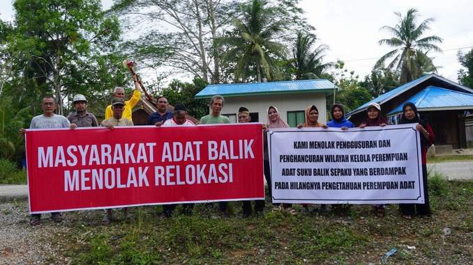 Warga adat suku Balik di Kelurahan Sepaku Lama, Kabupaten Penajam Paser Utara, Kalimantan Timur melakukan aksi pemasangan spanduk dan baliho menolak rencana penggusuran kampung dan rumah mereka. (Foto : Dokumentasi Jatam Kaltim dan AMAN Kaltim)