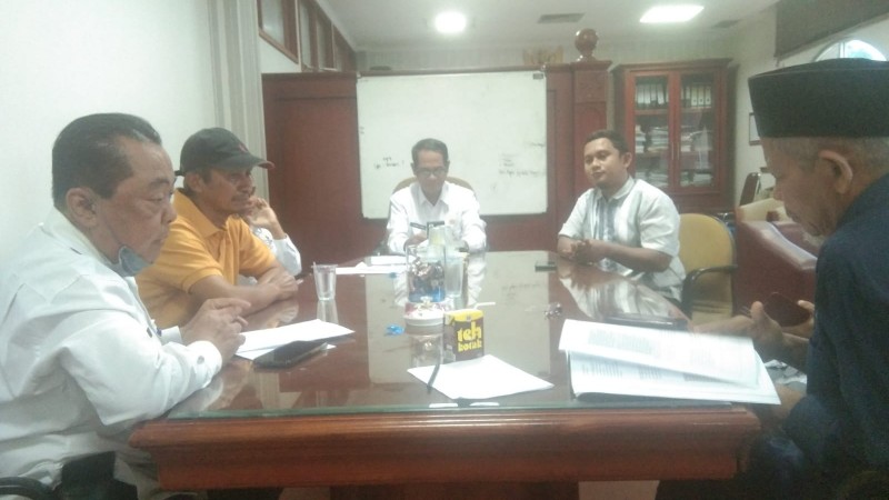 RAPAT: Ketua Panitia Musda V Muhammadiyah PPU Ahmad Usman (tiga kanan) bersama anggota rapat teknis kesiapan kegiatan.