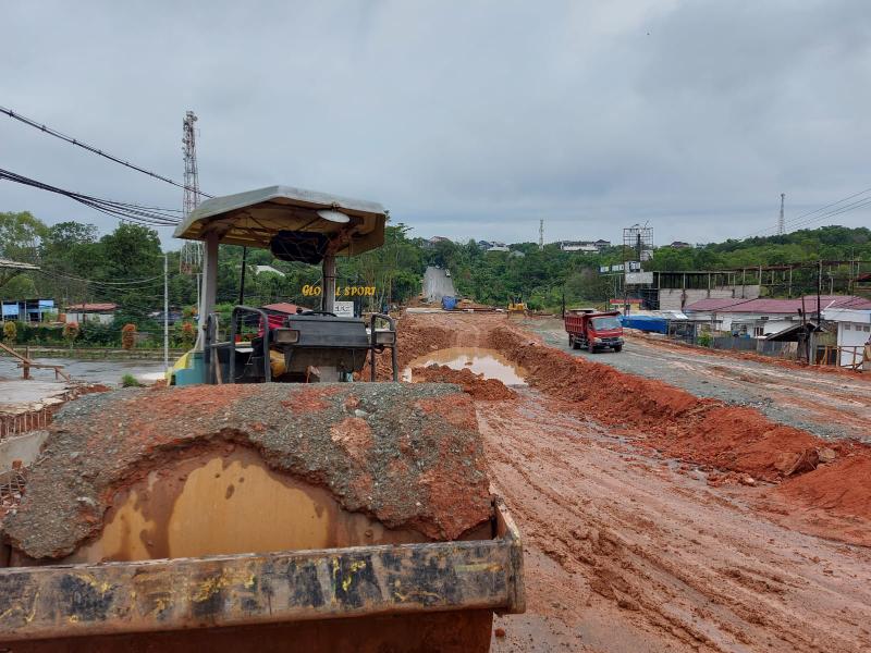 Cuaca yang tak bersahabat di Balikpapan dituding jadi biang proses tak maksimalnya penimbunan di Jalan MT Haryono, depan Global Sport.
