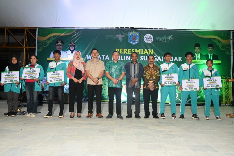 HASIL KERJA KERAS: Para atlet dan pelatih yang meraih medali di Popda 2022 lalu.