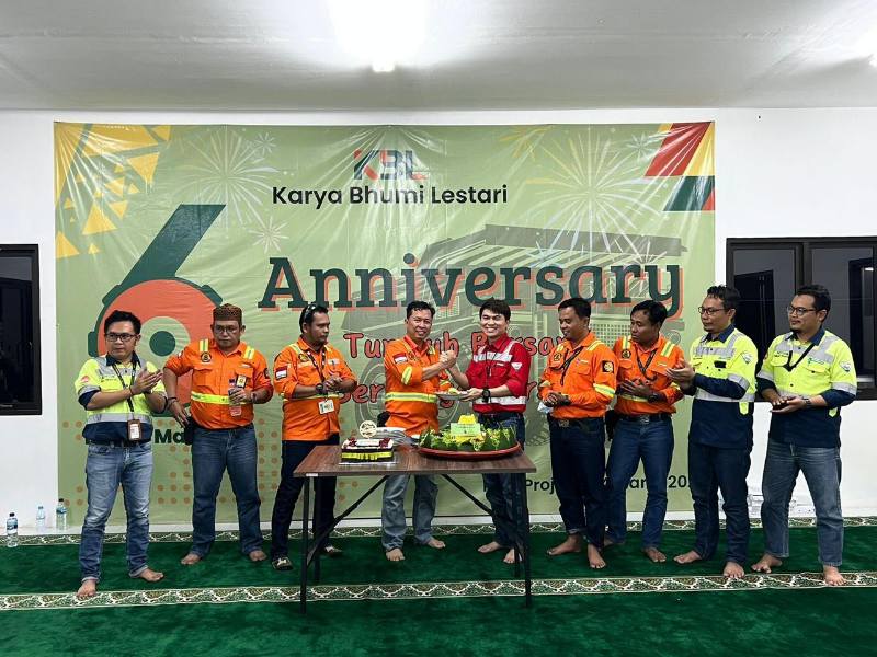 PT Karya Bhumi Lestari (KBL) KSM Project Site Kota Bangun, Kaltim merayakan Hari Ulang Tahun (HUT) ke-6 dengan berbagi sembako dan peralatan salat, serta berbuka puasa bersama dengan anak-anak dari Pesantren, Sabtu (25/3/2023).