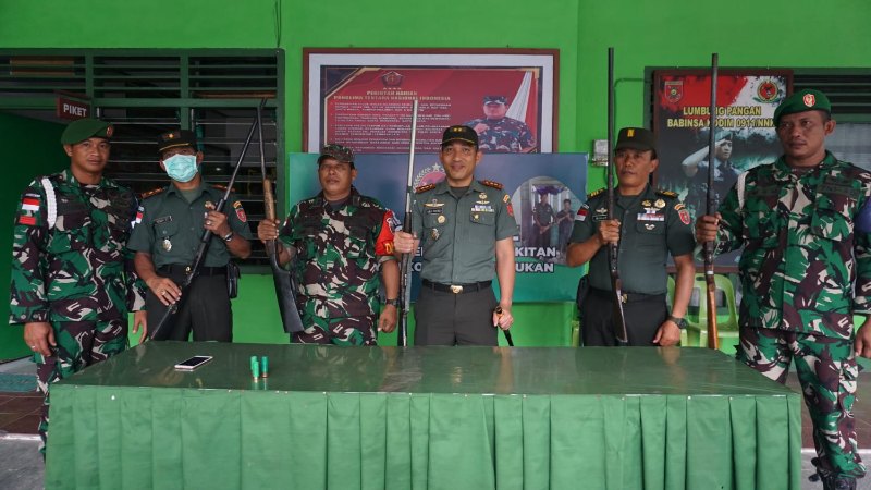 Kodim 0911/Nunukan menerima penyerahan senjata api rakitan jenis penabur dari masyarakat.