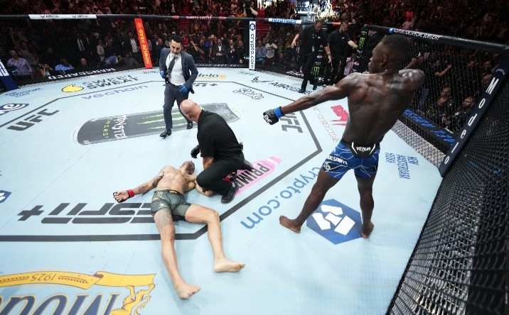 Adesanya memukul KO Alex.