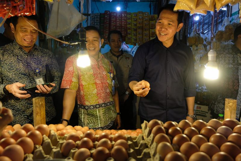 Direktur Reserse Kriminal Khusus Polda Kaltim yang juga Ketua Satgas Pangan Kaltim Komisaris Besar Juda Nusa Putra memimpin sidak di Gudang Bulog dan Pasar Pandansari, Kamis (13/4).