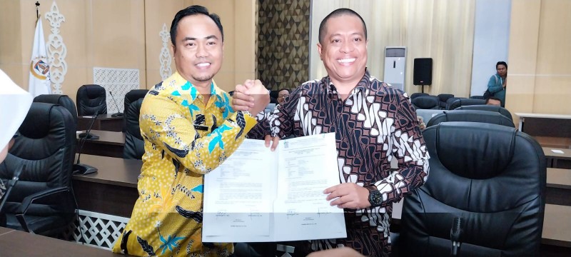 SALAM KOMPAK: Arfiansyah berjabat tangan dengan Irfan Taufik usai menandatangani berita acara pisah sambut Sekwan di Ruang Rapat Paripurna, dilanjutkan foto bersama dengan seluruh pegawai sekretariat DPRD Kota Balikpapan, Kamis (13/4).