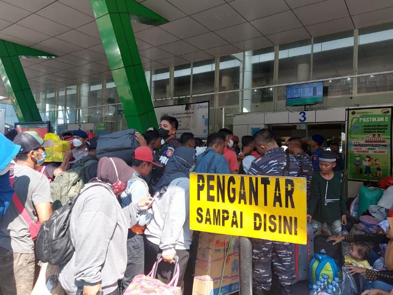 Ribuan pemudik mulai memadati Pelabuhan Semayang Balikpapan, Senin (17/4) pagi. Mereka dijadwalkan bertolak menuju Pelabuhan Tanjung Perak, Surabaya, menggunakan KM Labobar pada Senin (17/4) siang.