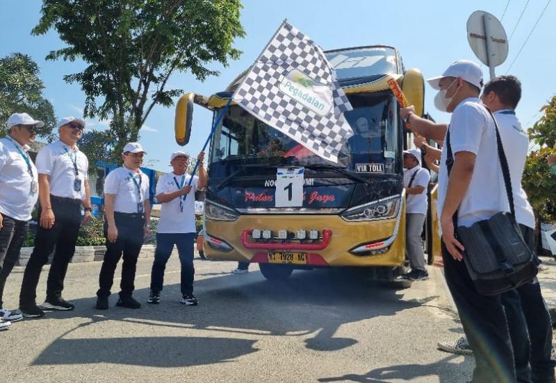 Pemimpin Kanwil IV Balikpapan Julianto, didampingi Kepala Audit Intern (KAI) Kantor Wilayah (Kanwil) IV Balikpapan I Putu Suwela Alit Putra, Deputi Bisnis Area Balikpapan Susatya Pramana dan Deputy Operasional Kanwil IV Balikpapan Ali Mustaat melepas pese