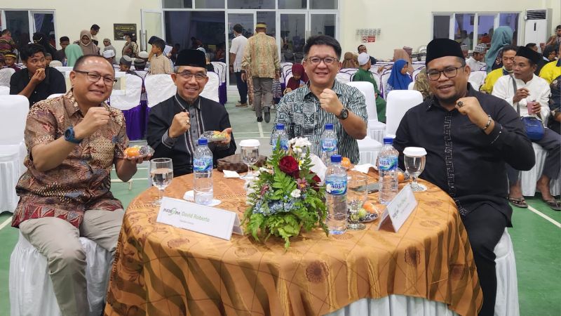 Bupati Kutim Ardiansyah Sulaiman dan Wakilnya Kasmidi Bulang bersama Direksi PT Indexim Coalindo Ricky Gowdzali dan David Roberto. Penyerahan santunan kepada anak yatim oleh Forkopimda Kutim, direksi dan manajemen.