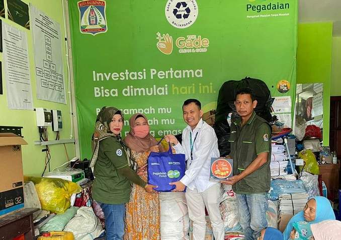 Kepala Departemen Bisnis Support Pegadaian Kanwil IV Balikpapan Yan Gustian menyerahkan Paket Ramadan kepada nasabah, didampingi Direktur Bank Sampah Kota Hijau Balikpapan Abdul Rahman.