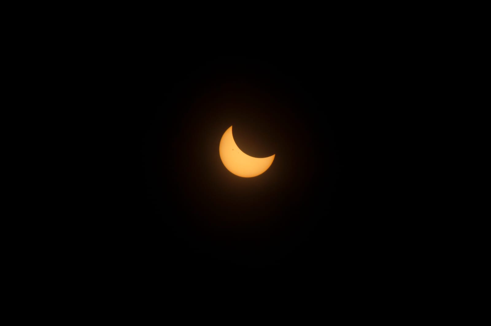 Penampakan fenomena astronomi Gerhana Matahari Hibrida dari Tenggarong pada siang hari tadi (Elmo/Prokal.co)