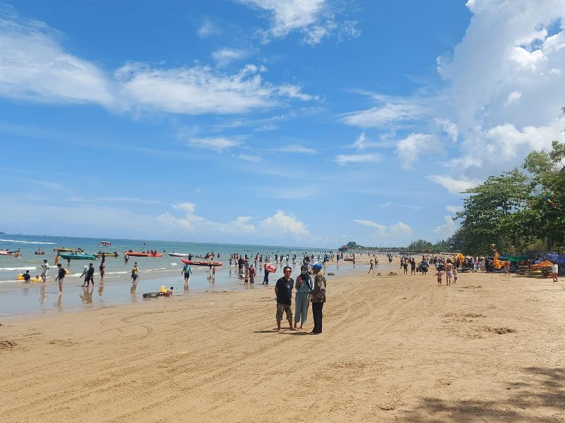 Pantai Manggar di Balikpapan Timur masih jadi magnet utama wisata. Disporapar Balikpapan mencatata, jumlah kunjungan selama empat hari terakhir mencapai 23 ribu orang.