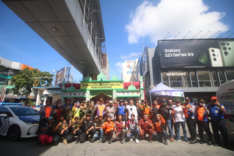 Seluruh elemen kebencanaan hadir dalam peringatan Hari Kesiapsiagaan Bencana (HKB) 2023 di traffic light simpang Plaza Balikpapan dengan membunyikan sirine selama satu menit secara serentak. (foto: anggi/kp)