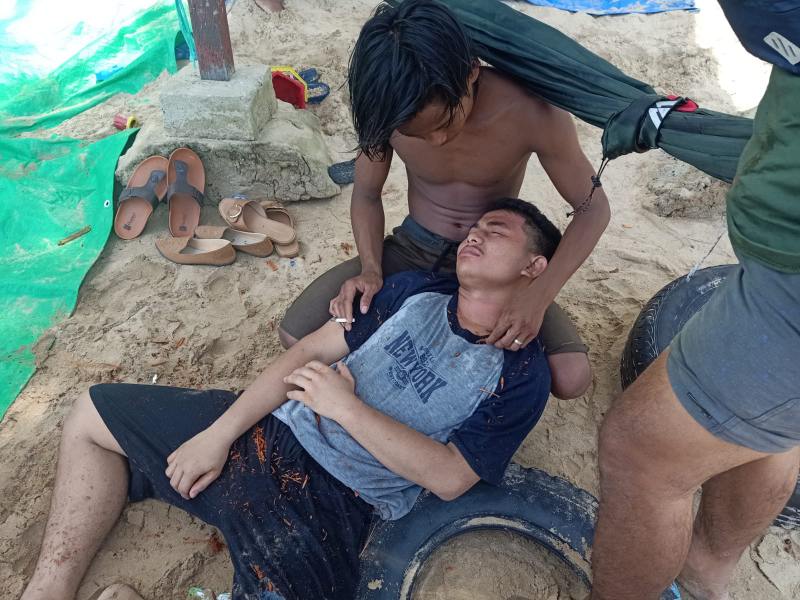 Dua wisatawan yang tengah berenang di Pantai Manggar disengat ubur-ubur, Kamis (27/4).