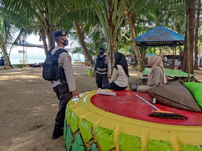 Sejumlah personel Brimob Polda Kaltim Batalyon A Pelopor melaksanakan patroli di tempat wisata pantai Cemara Balikpapan, Kalimantan Timur, Jumat (28/4).