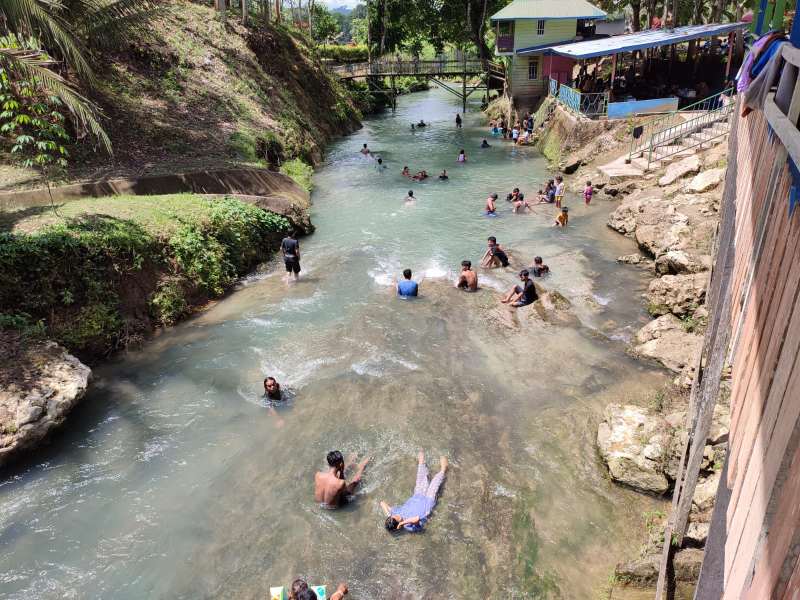 MASIH FAVORIT: Wisata Goa Tengkorak di Desa Kasungai Kecamatan Batu Sopang, khususnya lokasi pemandian selalu ramai dikunjungi setiap momen liburan.