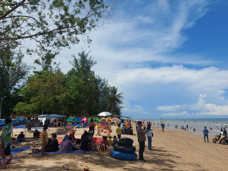 Pemerintah mendorong pihak ketiga untuk masuk dan berinvestasi di Pantai Manggar.  (Foto : Erik Alfian/Prokal.co)