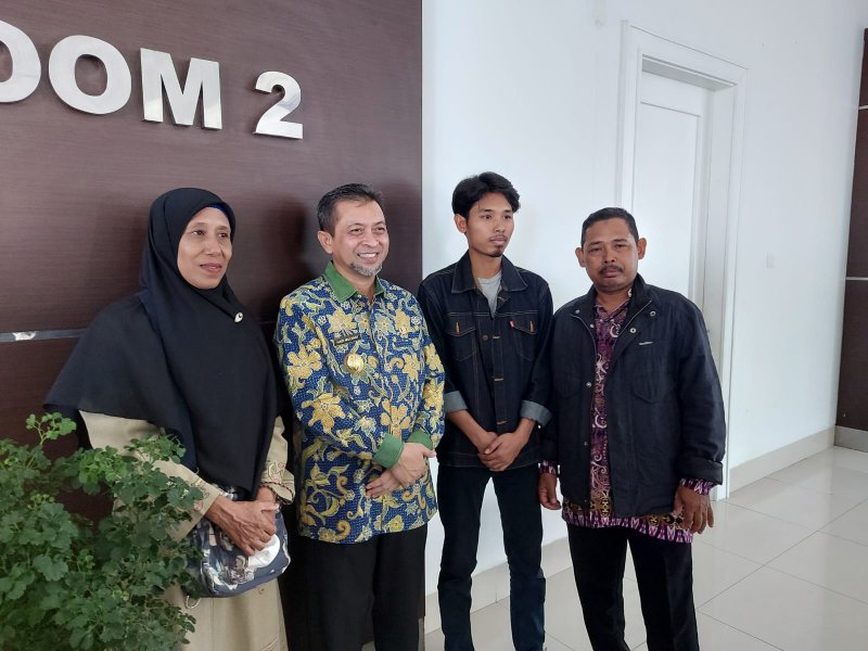 Wagub Kaltim Hadi Mulyadi (dua kiri) berfoto bersama keluarga Ahmad Rauf (dua kanan), mahasiswa PPU yang menempuh pendidikan di International University of Africa, Sudan.