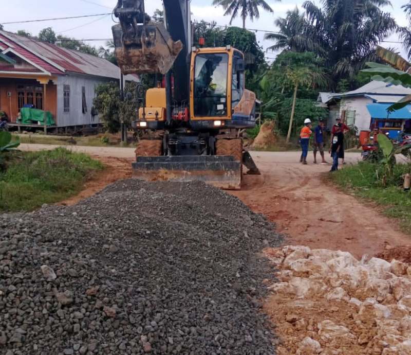 DAPAT PERHATIAN: Jalan Golok di Desa Kaliorang tampak diperbaiki PT Indexim Coalindo.