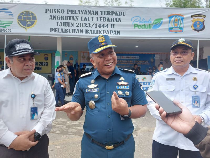 Kepala KSOP Kelas I Balikpapan Captain Mugen Sartoto (tengah) didampingi GM Pelindo IV Cabang Balikpapan Iwan Sjarifuddin (kiri) dan Kepala Stasiun Kelas I Sultan Aji Muhammad Sulaiman (SAMS) Sepinggan BMKG Balikpapan Kukuh Ribudiyanto (kanan) memberikan