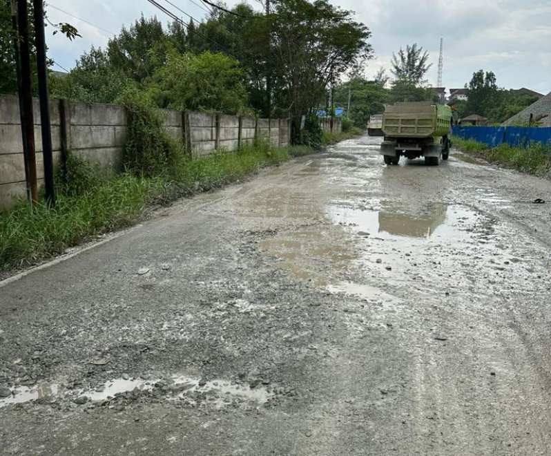 Kondisi Jalan Alam Baru di kawasan Somber yang rusak diharapkan mendapat perhatian pemerintah.
