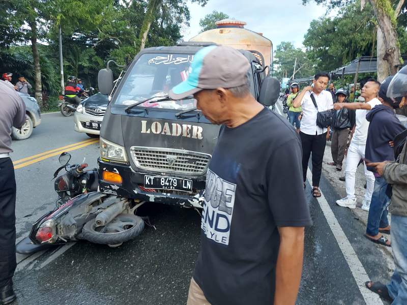 Kecelakaan beruntun di Jalan Syarifudin Yoes, turunan Dome Balikpapan, membuat satu orang korban mengalami luka berat.  (Foto: Erik Alfian/Prokal.co)