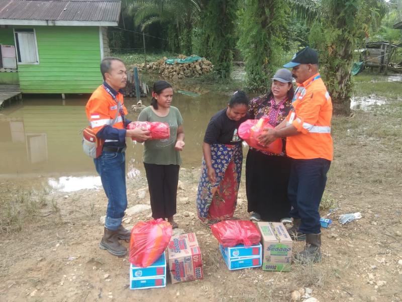 RESPONS CEPAT: Tim CSR PT Indexim Coalindo saat menyalurkan bantuan kepada warga terdampak banjir di Desa Bumi Etam, Kecamatan Kaubun.