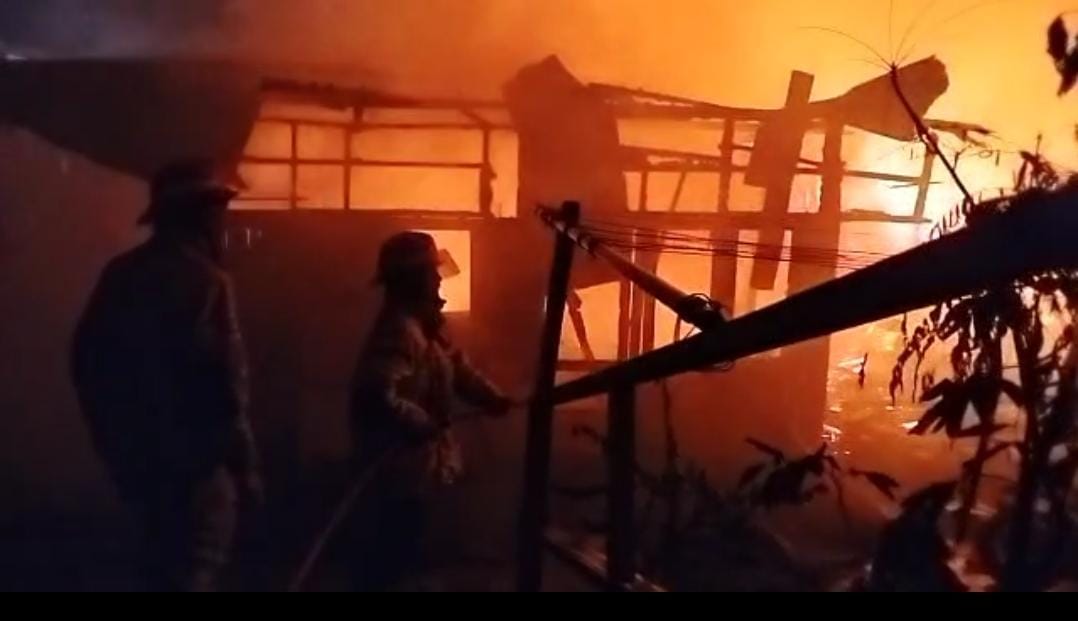 Warga RT 44 Kelurahan Klandasan Ulu, dikagetkan dengan amukan jago merah pada Kamis (11/5) dini hari.