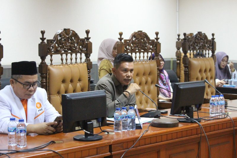 KAWAL ASPIRASI: Hartono Basuki menerima audiensi anggota organisasi profesi kesehatan di Ruang Rapat DPRD PPU.