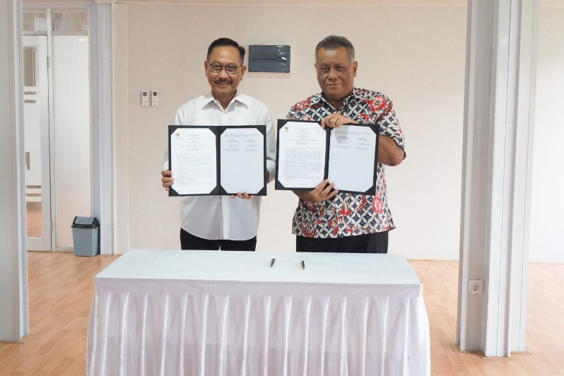 Kepala Otorita Ibu Kota Nusantara (IKN) Bambang Susantono dan Rektor Universitas Indonesia Ari Kuncoro tandatangani nota kesepahaman (MoU) di Hunian Pekerja Konstruksi, IKN, Kalimantan Timur, pada Jumat (12/5) (Foto : Otorita IKN untuk Prokal.co)