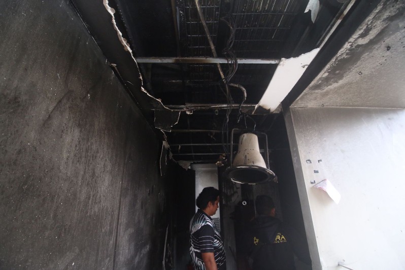 Hubungan arus pendek diduga jadi sebab kebakaran yang menghanguskan Hotel Whiz Prime, Balikpapan.    (Foto : Anggi Pradhita/KP)