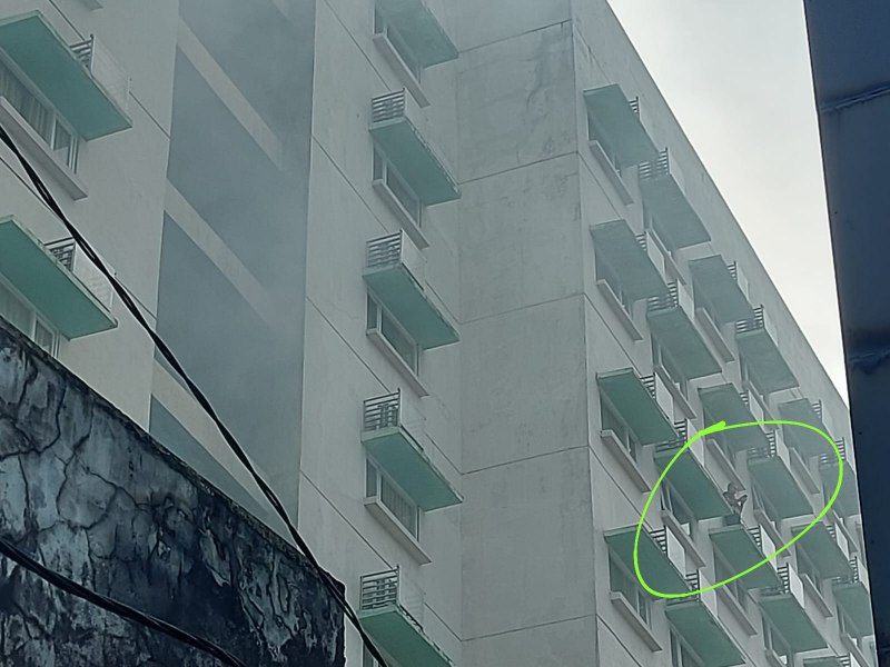 Sejumlah tamu Hotel Whiz Prime sempat terjebak di balkon hotel saat kebakaran terjadi.  (Foto : Erik Alfian/Prokal.co)
