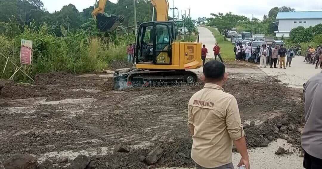 Excavator mini Dinas PUPR Kaltim membersihkan tanah bekas penutupan Jl Nusyirwan Ismail Ring Road I dan II