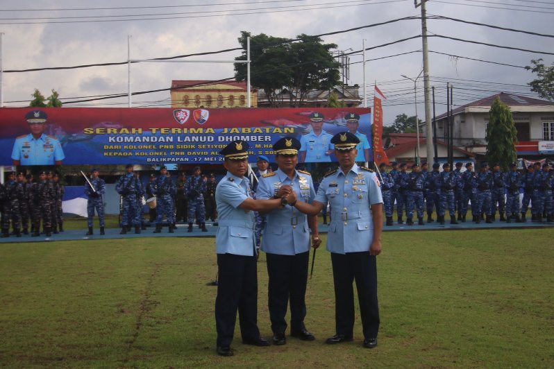 Upacara serah terima jabatan Danlanud Balikpapan berlangsung di Lapangan Bima Sakti, Rabu (17/5) pagi. (Foto : Anggi Pradhita/KP)