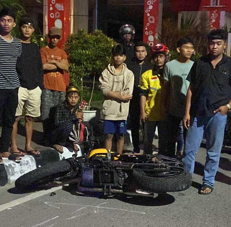 Insiden kecelakaan yang melibatkan sebuah mini bus dengan motor di Balikpapan, Ahad (21/5) dinihari menyebabkan pengendara motor tewas di tempat.