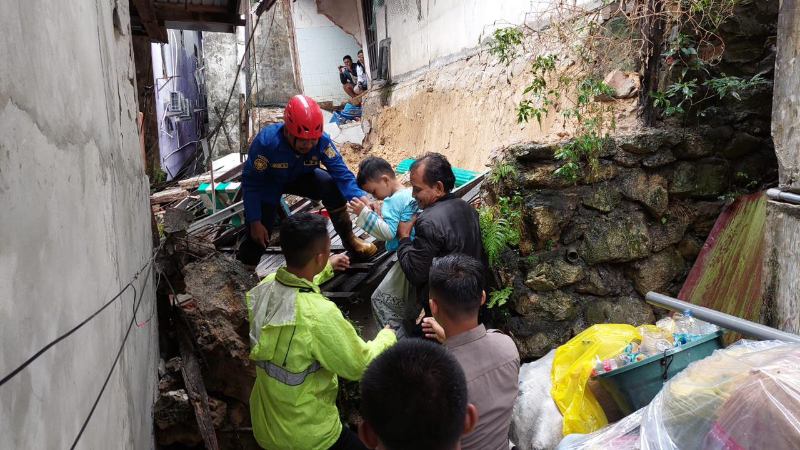 Sebanyak 12 warga yang tinggal di Jalan Blora Dua, RT 33 Kelurahan Klandasan Ilir, Balikpapan Kota sempat terilosasi akibat longsor yang terjadi Senin (22/5) pagi.  (Foto : Erik Alfian / Prokal.co)