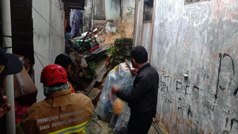 Hujan deras yang mengguyur Balikpapan membuat sejumlah titik mengalami tanah longsor.