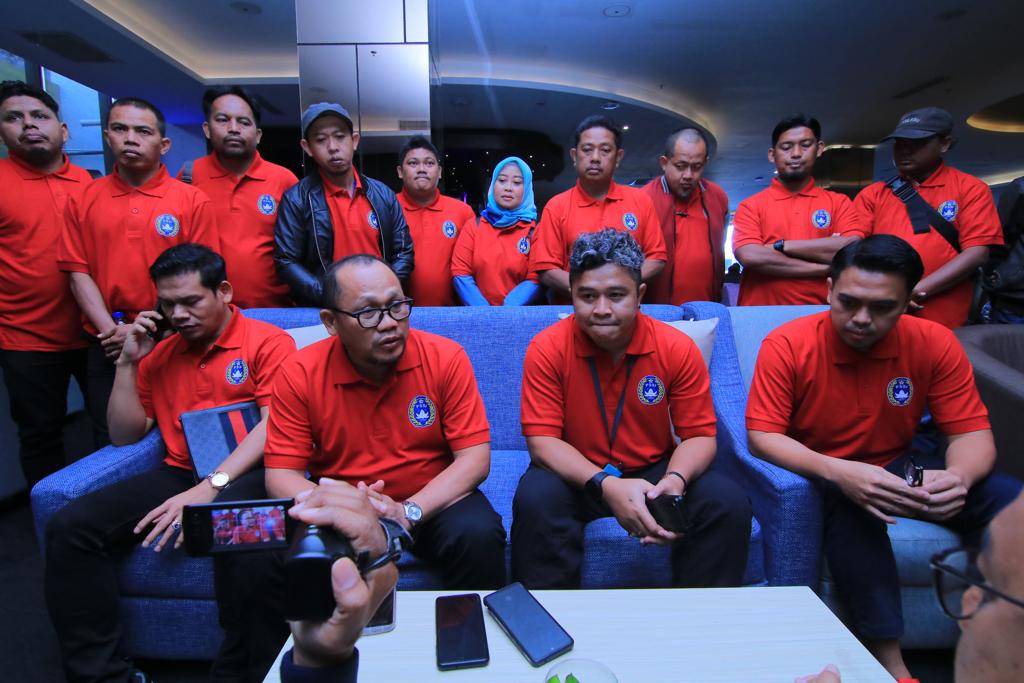 Ketua Askot PSSI Balikpapan Agusiun Alqadrie (kacamata depan) memberikan keterangan kepada wartawan selelas pelantikan di Hotel Platinum, Balikpapan, Sabtu (20/5) kemarin. (Foto : Fuad Muhammad / KP)