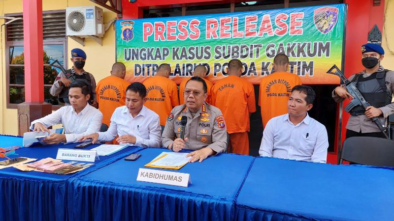 Dit Polairud menangkap empat tersangka pencurian dan satu tersangka penadahan CPO dari Kapal TK Elang Jawa I. (Foto : Erik Alfian/Prokal.co)